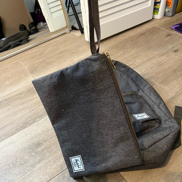 Herschel backpack plus matching pouch - Picture 3 of 4